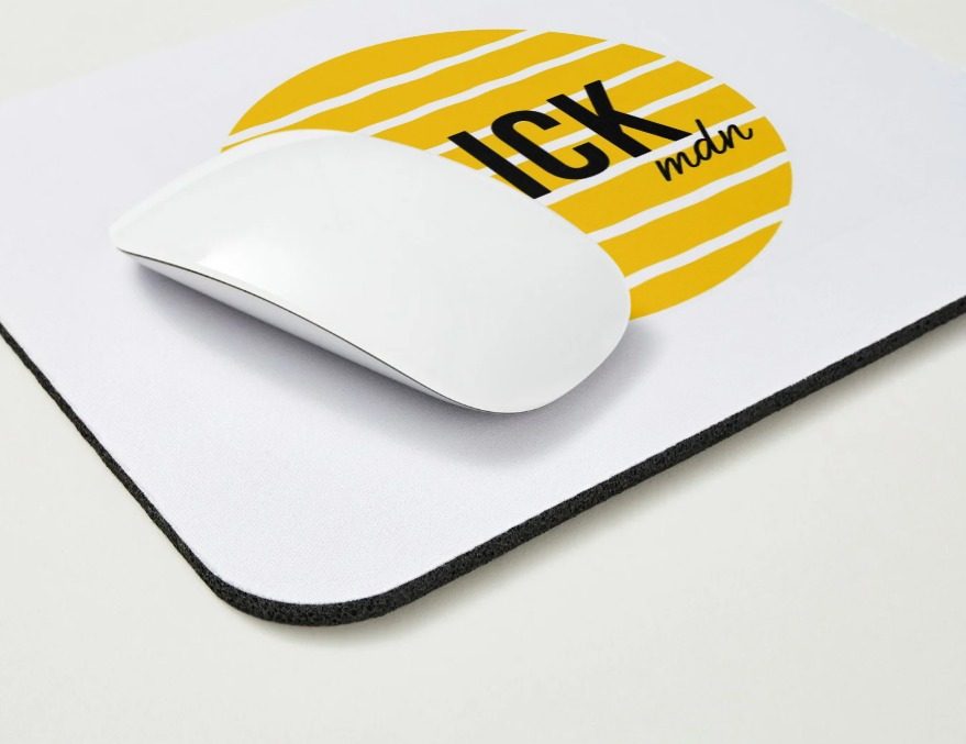 Mousepad personalizado con el logo, en detalle sobre un escritorio