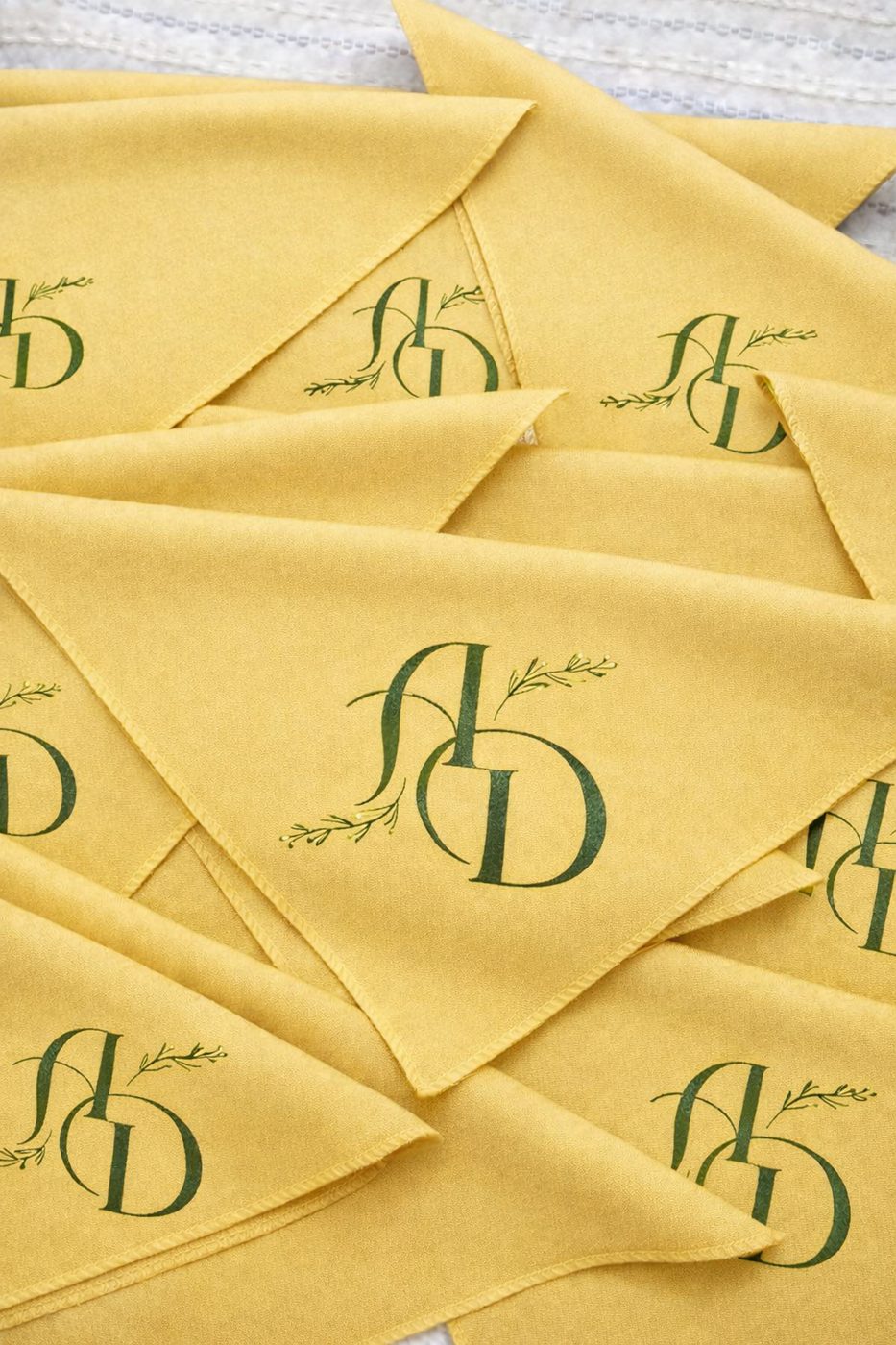 Servilletas de tela amarillas personalizadas con monograma para eventos